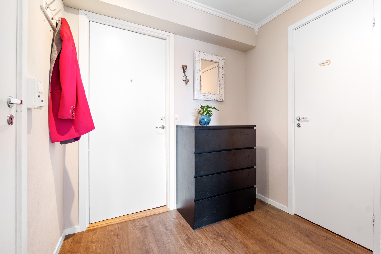 Velkommen inn! Entré er tilknyttet bad og toalettrom Galleribilde