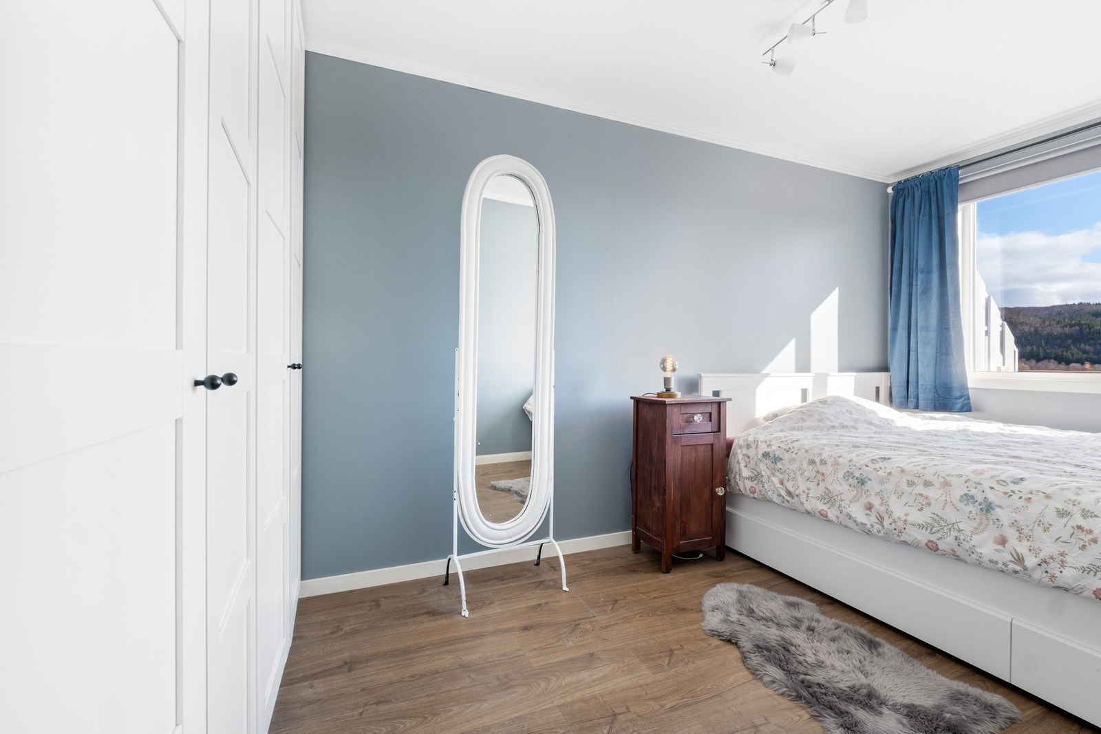 Garderobeskap er fastmontert og følger kjøpet. Videre kan også seng følge med. Galleribilde