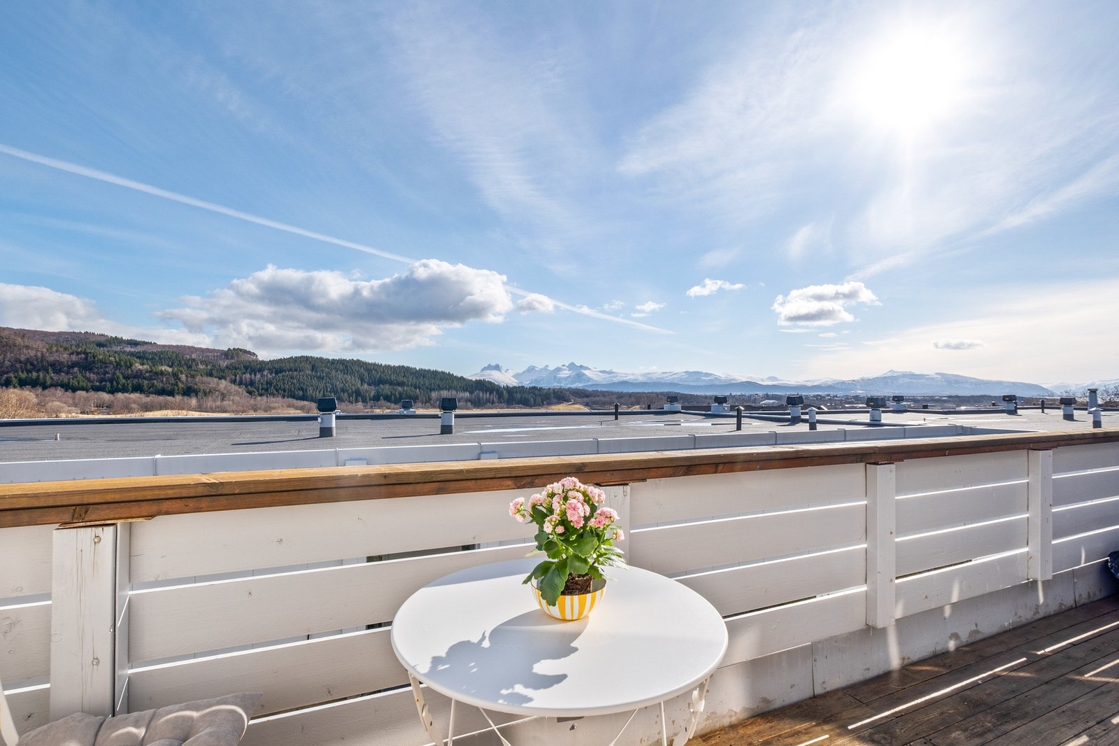 Fantastisk utsikt fra balkongen og ingen innsyn, ellers stille og rolig i denne oppgangen. Galleribilde