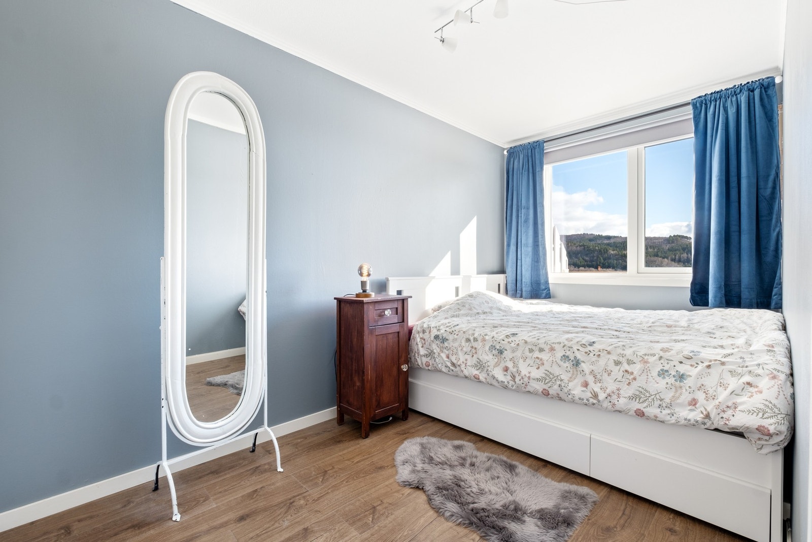 Soverom - utsikt, god lagringsplass og en lun romfølelse Galleribilde