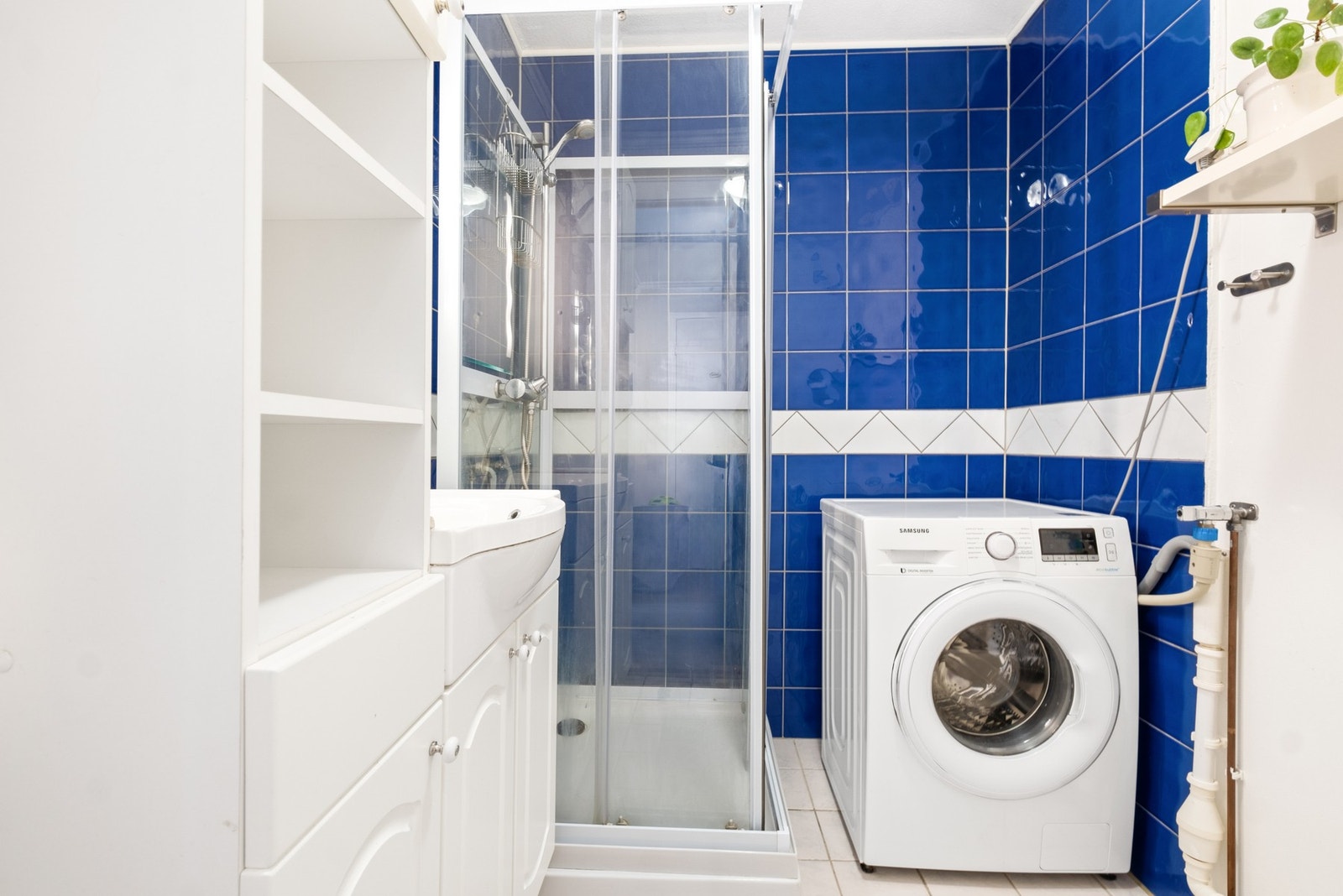 Flislagt bad med opplegg for vaskemaskin (som følger med). Varmekabler i gulv. Galleribilde