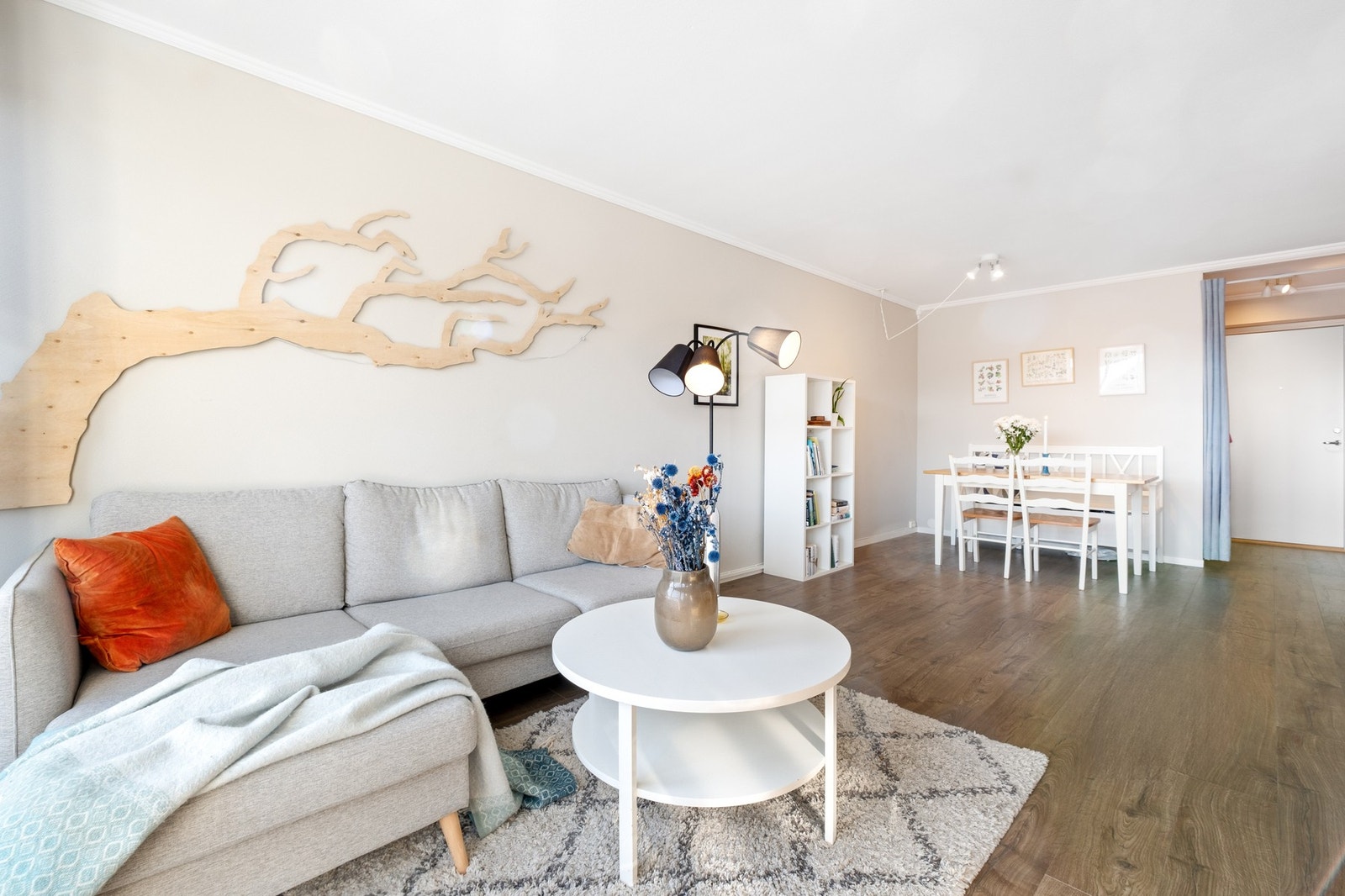 Trivelig leilighet i lyse toner med fantastisk utsikt fra balkongen. Galleribilde