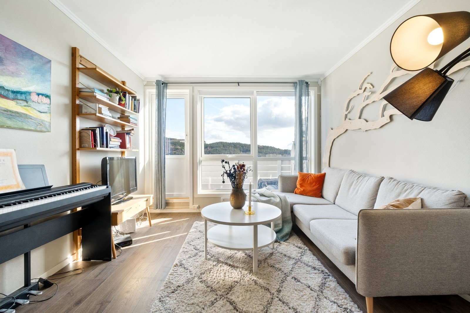 Naturlig plassering av sofagruppe ved utsiktspunktet Galleribilde