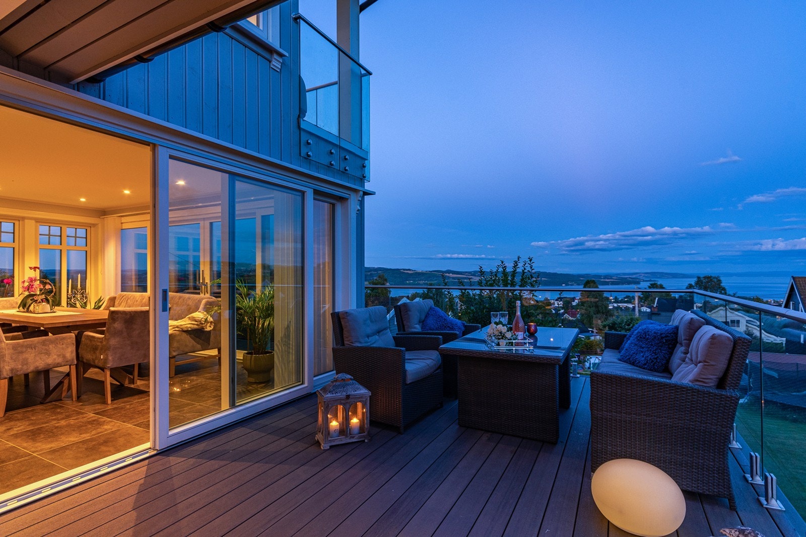 Kveldssteming på terrassen. Galleribilde