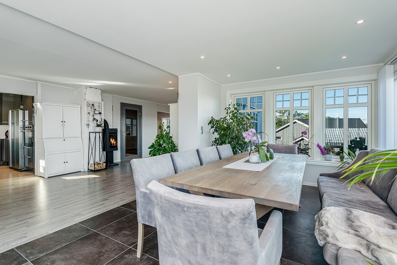 Elegant spisestue med store vinduer. Galleribilde