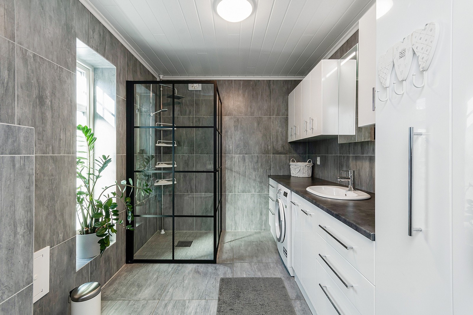 Bad og vaskerom i første etasje. Galleribilde