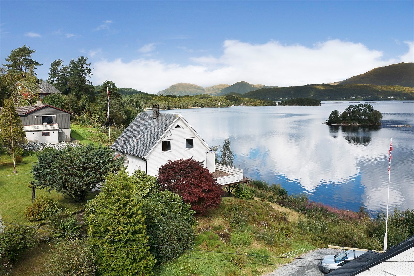 Det går sti ned til fjæra der eigedomen har rett til leige av nausttomt Galleribilde