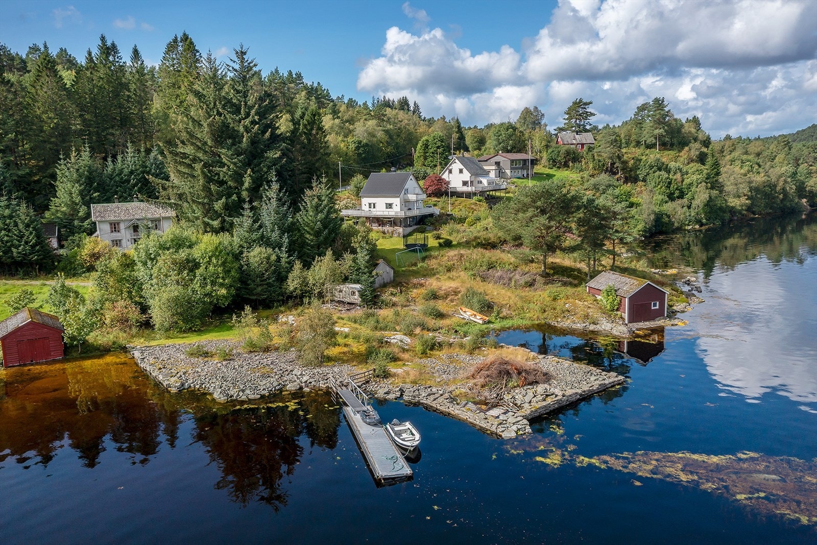 Idyllisk og solrik bustadeigedom eit steinkast frå Dalsfjorden Galleribilde