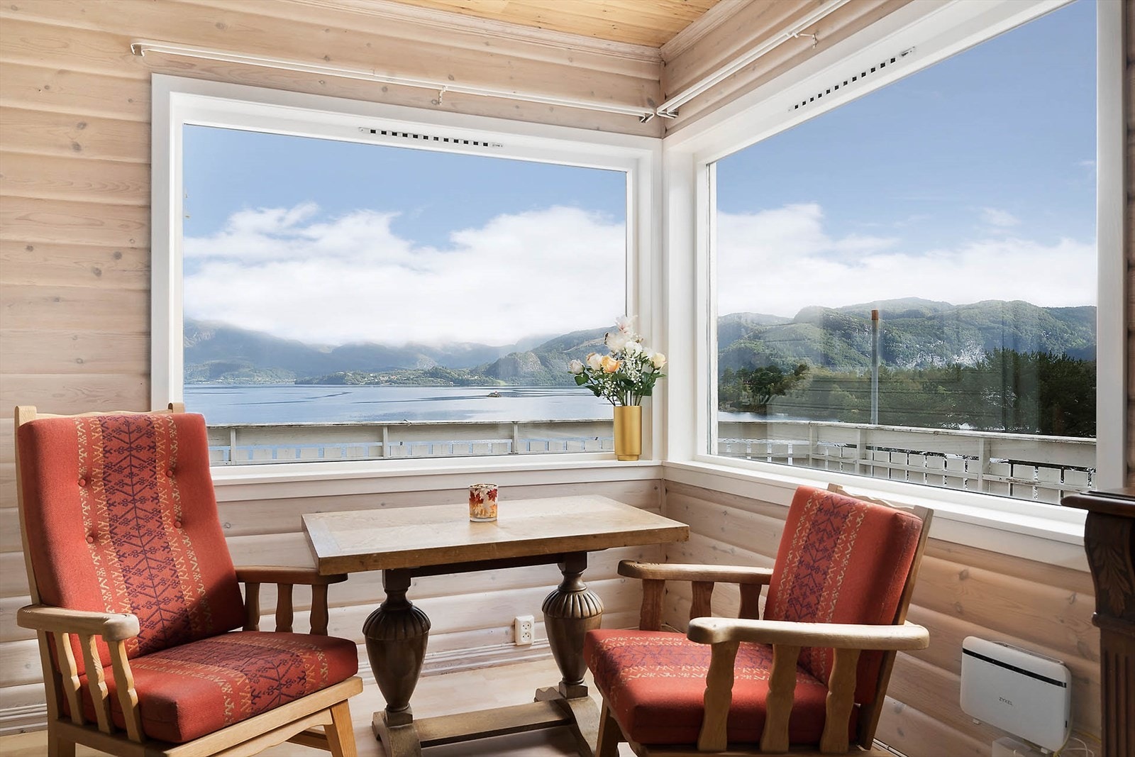Frå stoveglasa er det fantastisk utsikt mot fjorden Galleribilde