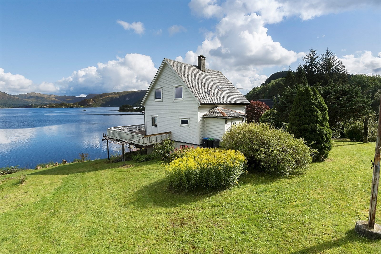 Sommarstid kan ein nyte sola frå ca. 05 til 22.30 på stor flott hage! Galleribilde