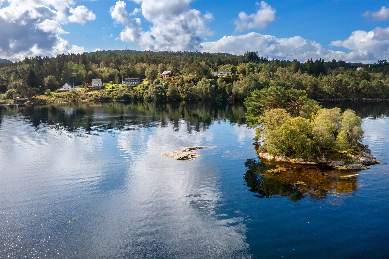 Ei ypperleg plassering for båtliv, fisking og bading i fjorden Galleribilde
