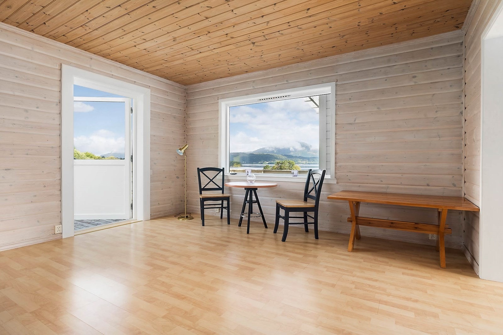 Terrassedør leiar ut til stor terrasse Galleribilde