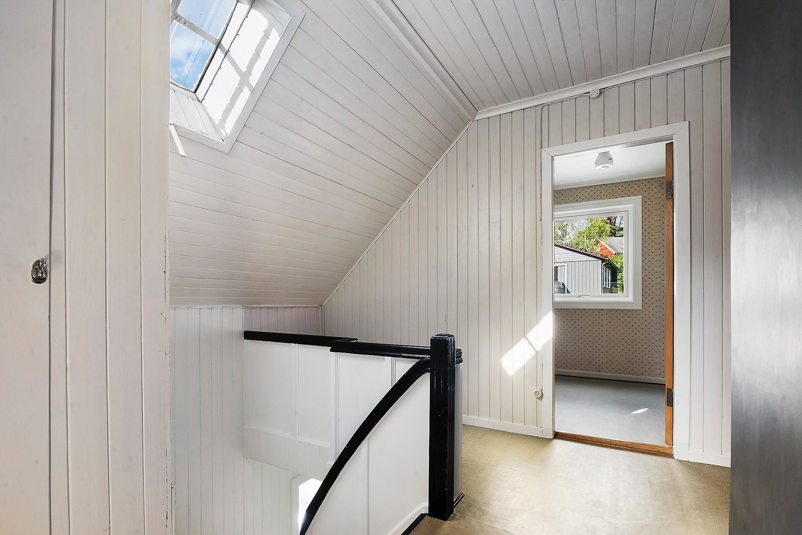 Trapperom i loftsetasjen med plassbygd skåp og tilkomst til kaldtloft Galleribilde