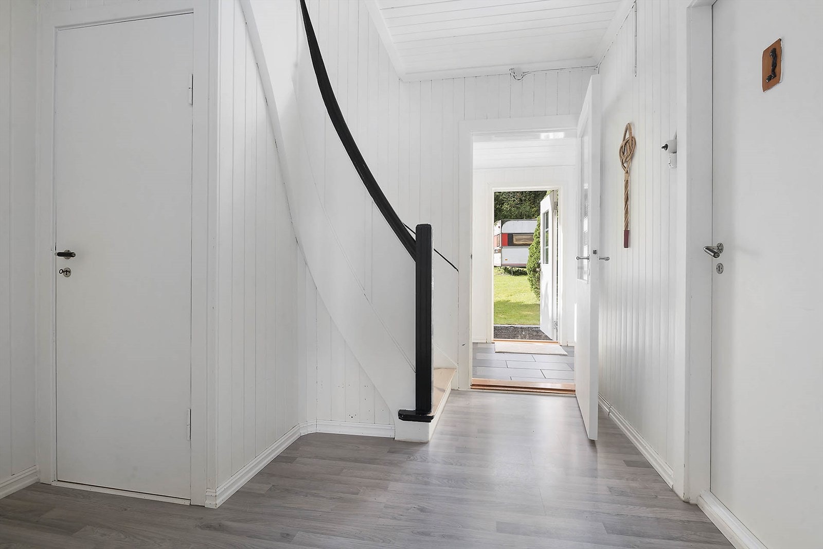 Trapperom med nyare laminatgolv og måla panel Galleribilde