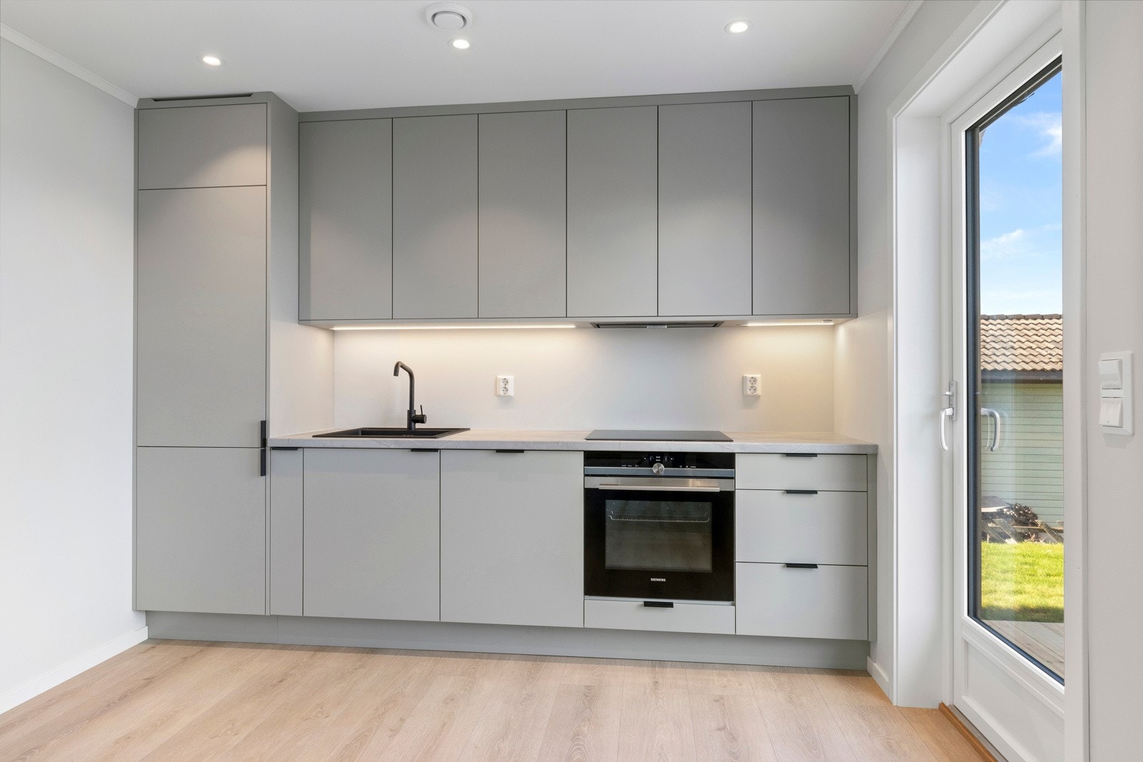 Delikat kjøkken med integrerte hvitevarer Galleribilde