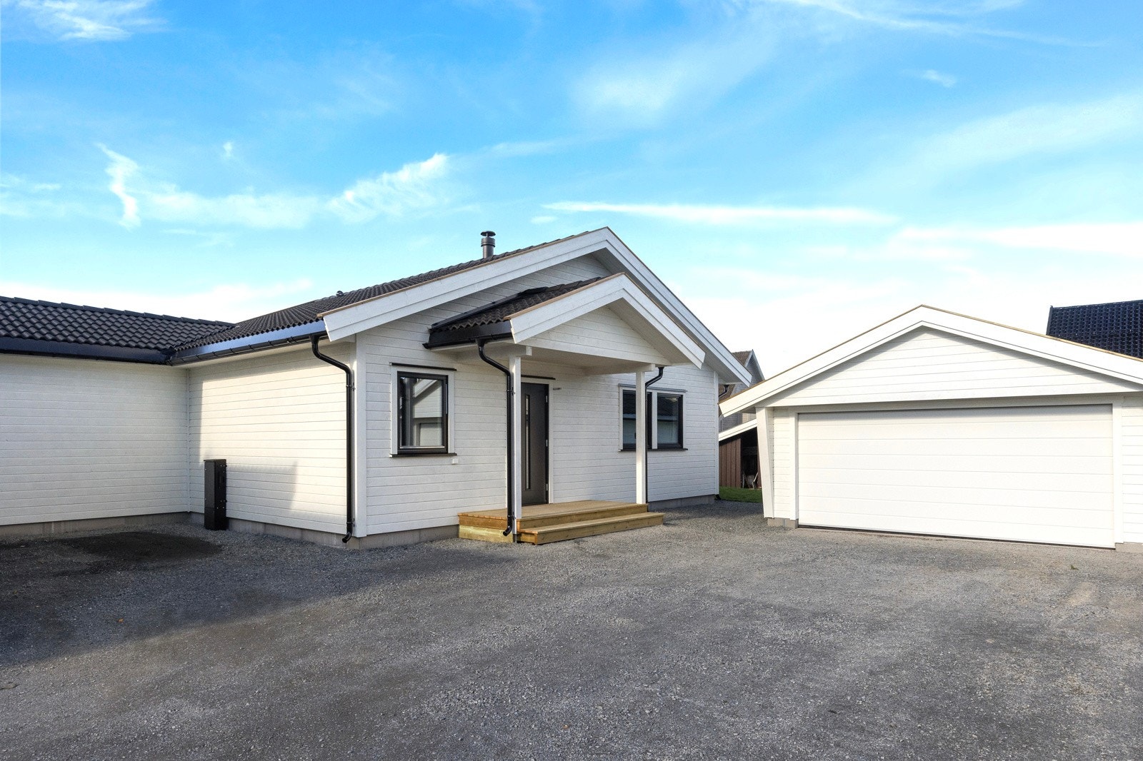 Fin del av tomannsbolig med garasje Galleribilde