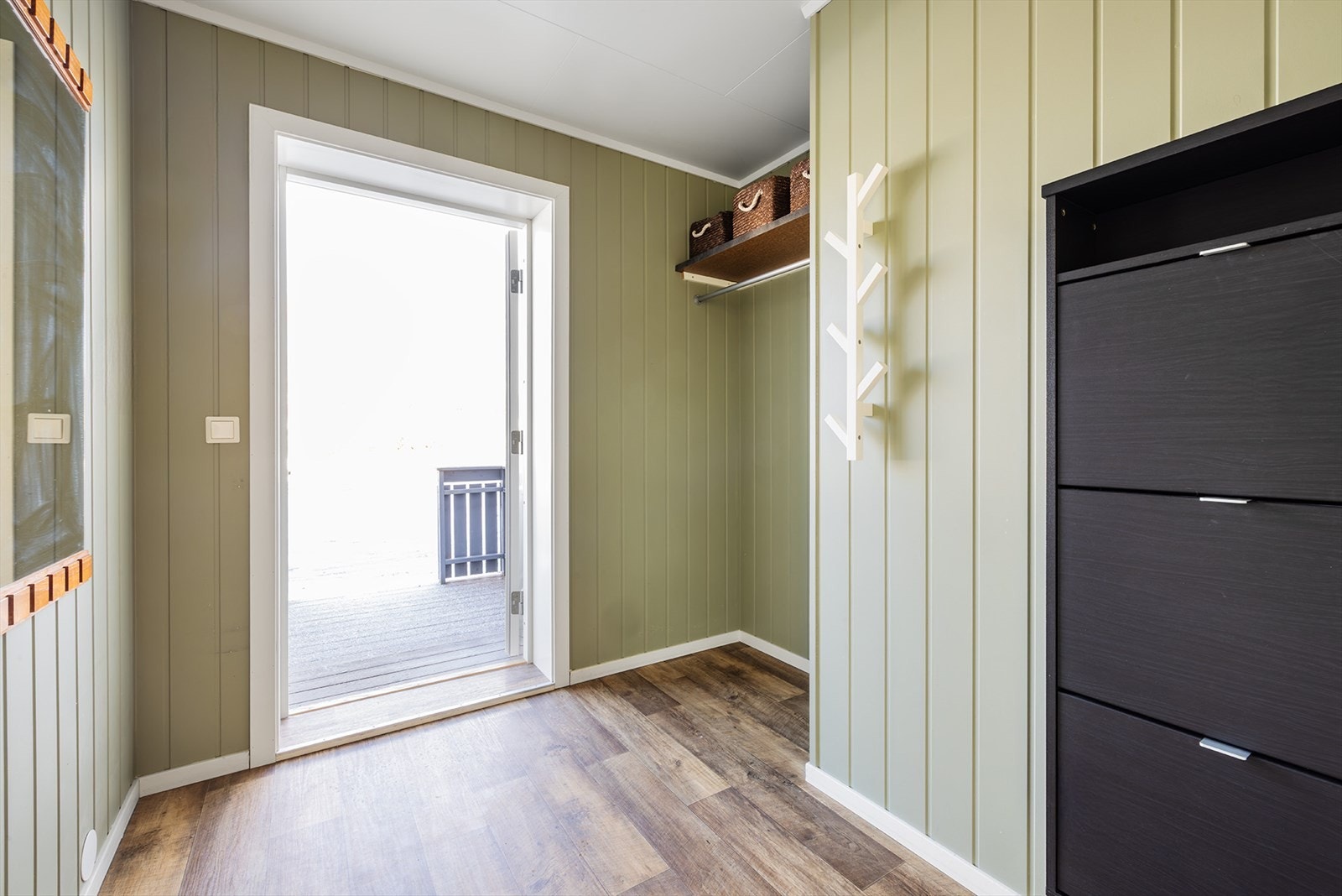 Inngangsparti. Ny ytterdør montert i 2024. Galleribilde
