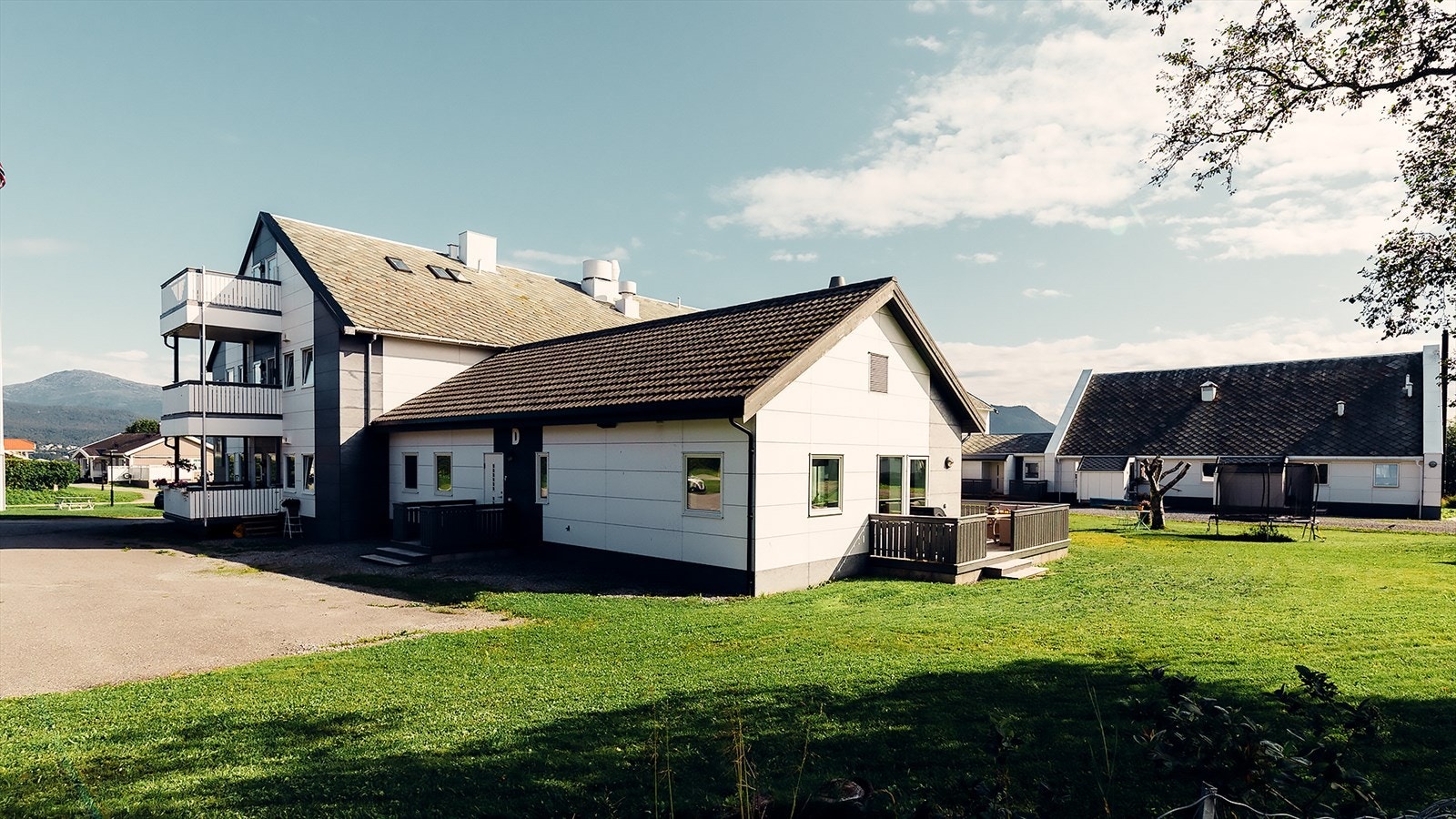 Eiendommens beliggenhet er på Erikstad, ca. 1000 meter vest for Fauske sentrum. Galleribilde
