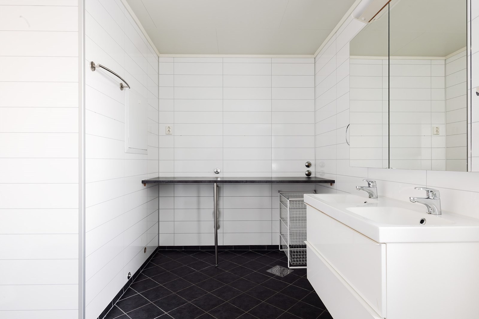 Benkeplate med plass for vaskemaskin under, og opplegg for vaskemaskin Galleribilde