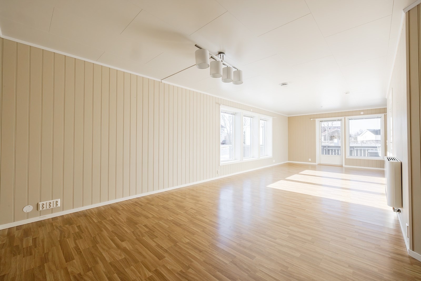 Utgang til balkong fra stuen. Ny varmepumpe/konvektorovn i stuen fra 2021, tilknyttet sentralt varmeanlegg i bygget. Galleribilde