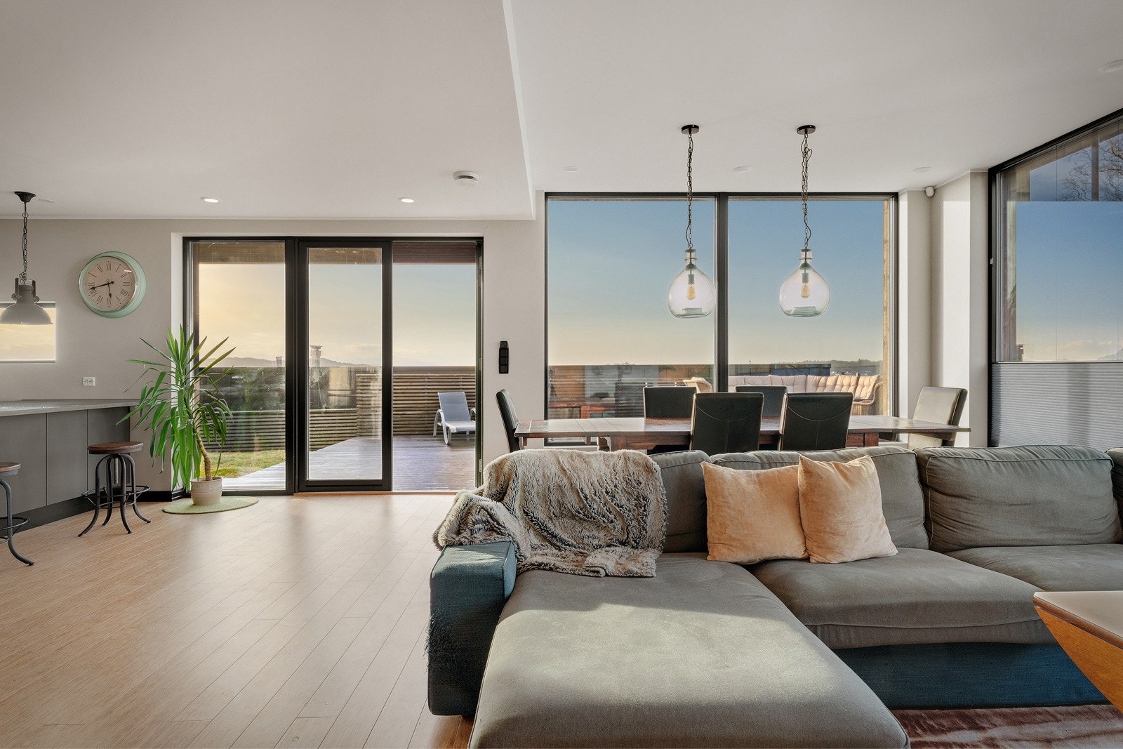 Stue med spisestue bakenfor Galleribilde