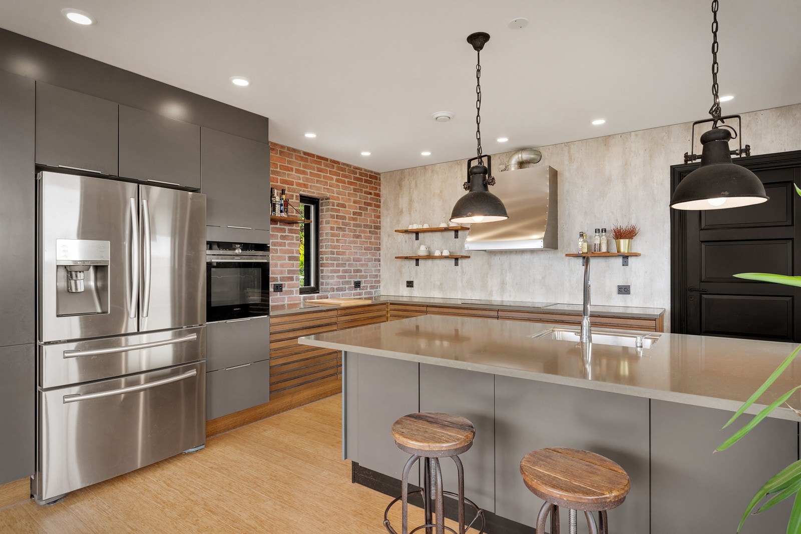 Meget pen halvøy som romdeler, perfekt til å plassere mat og alle de 7 julebakstene i desember. Galleribilde