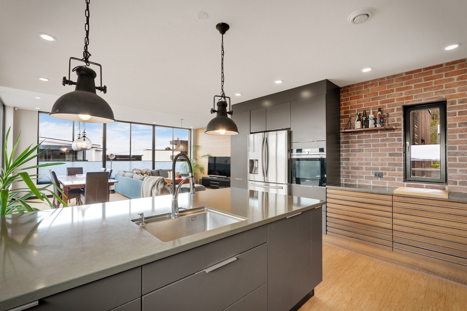 Meget brukervennlig kjøkken med rikelig med benkeplass og nærhet til stue/spisestue og ikke minst rett ut på terrassen. Galleribilde