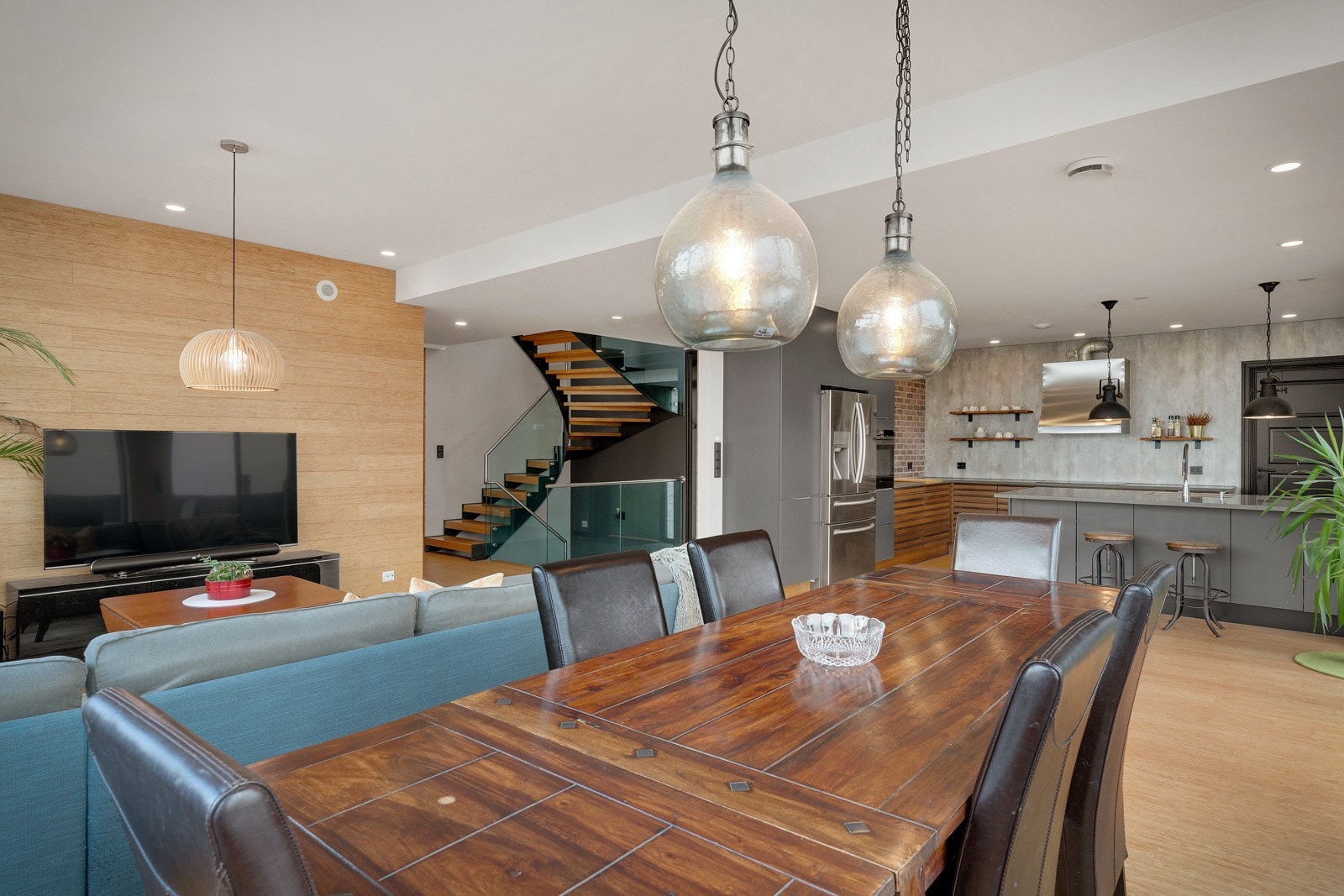 Spisestue mot kjøkken Galleribilde