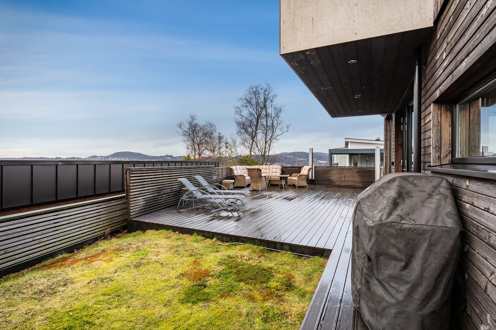 Terrasse og en hage del på utsiden som er perfket til badebasseng eller badmington. Galleribilde