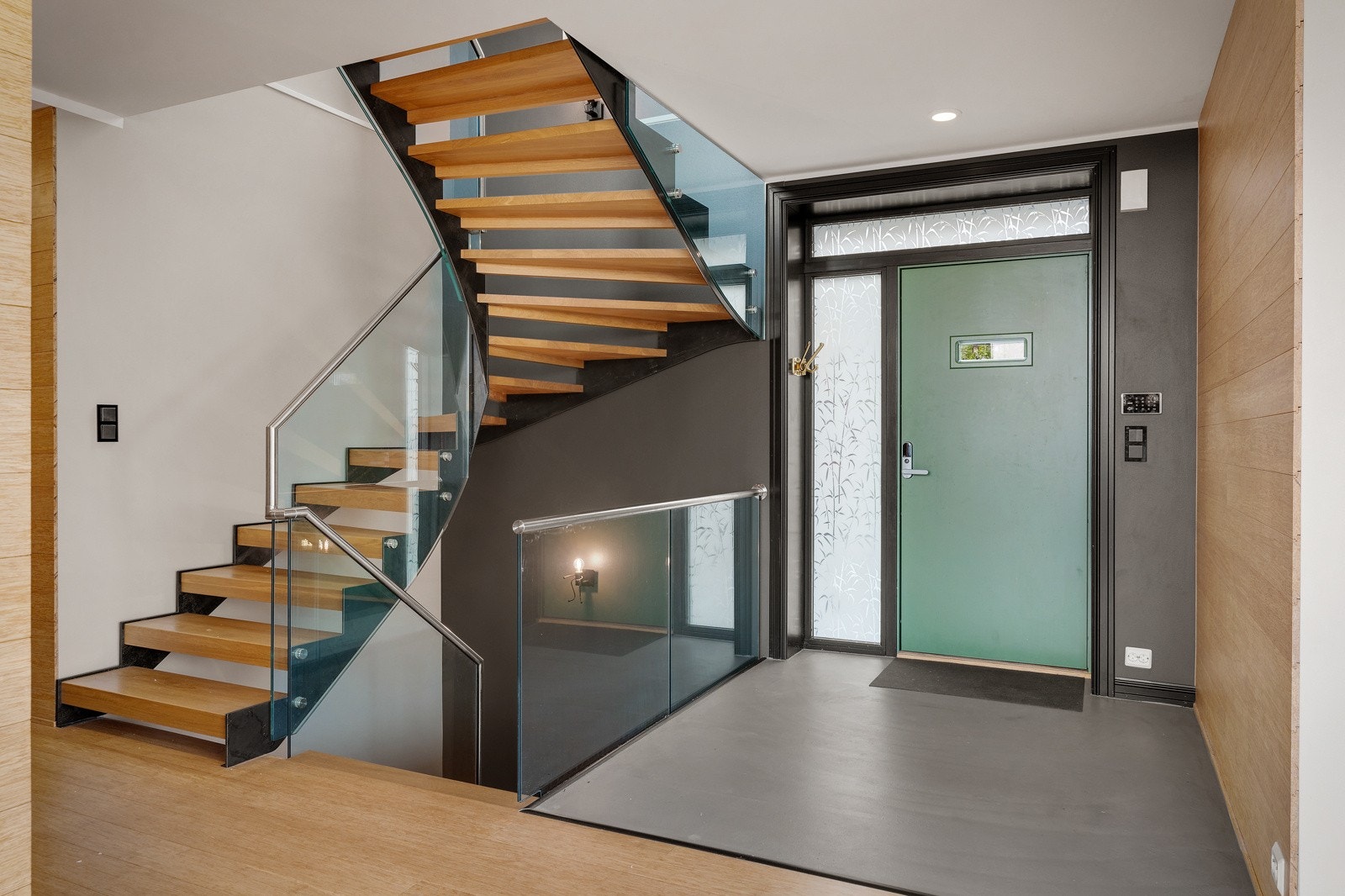 Hall med et spennende intrykk og mye lys. Galleribilde