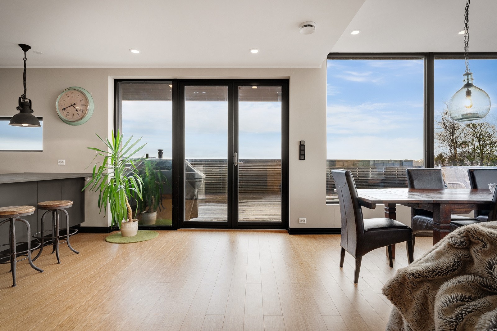 Kort vei fr kjøkken til terrasse og hage Galleribilde