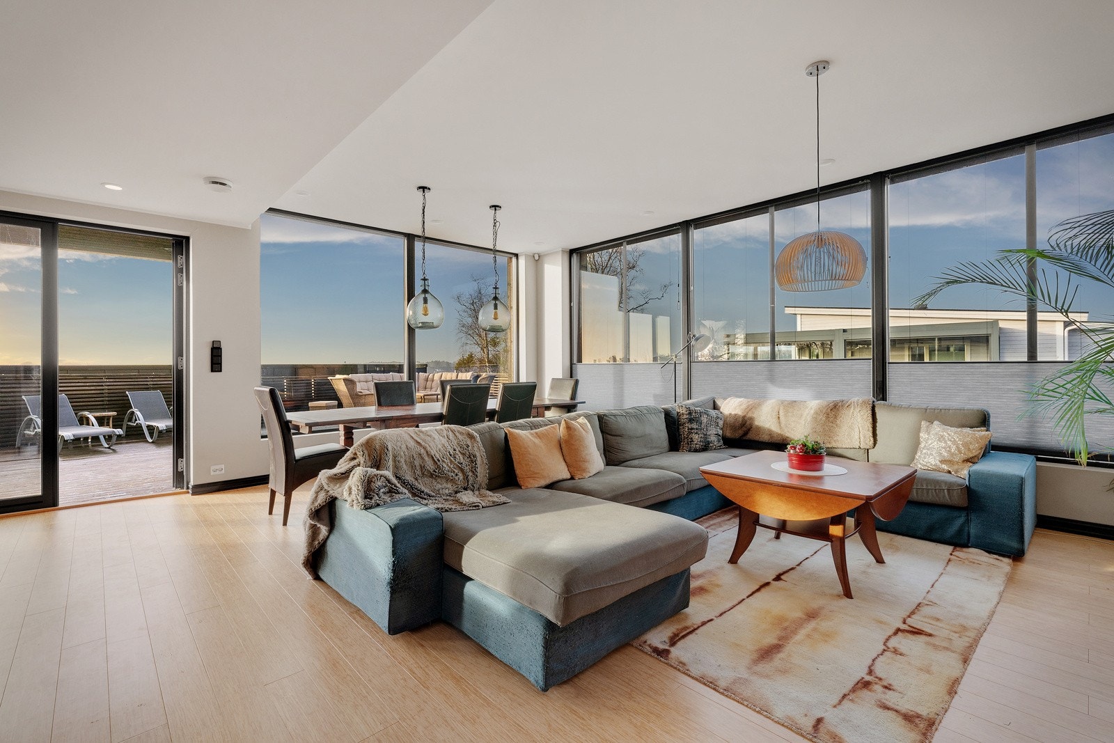 Store vindusflater gir et trivelig og hyggelig innemiljø Galleribilde