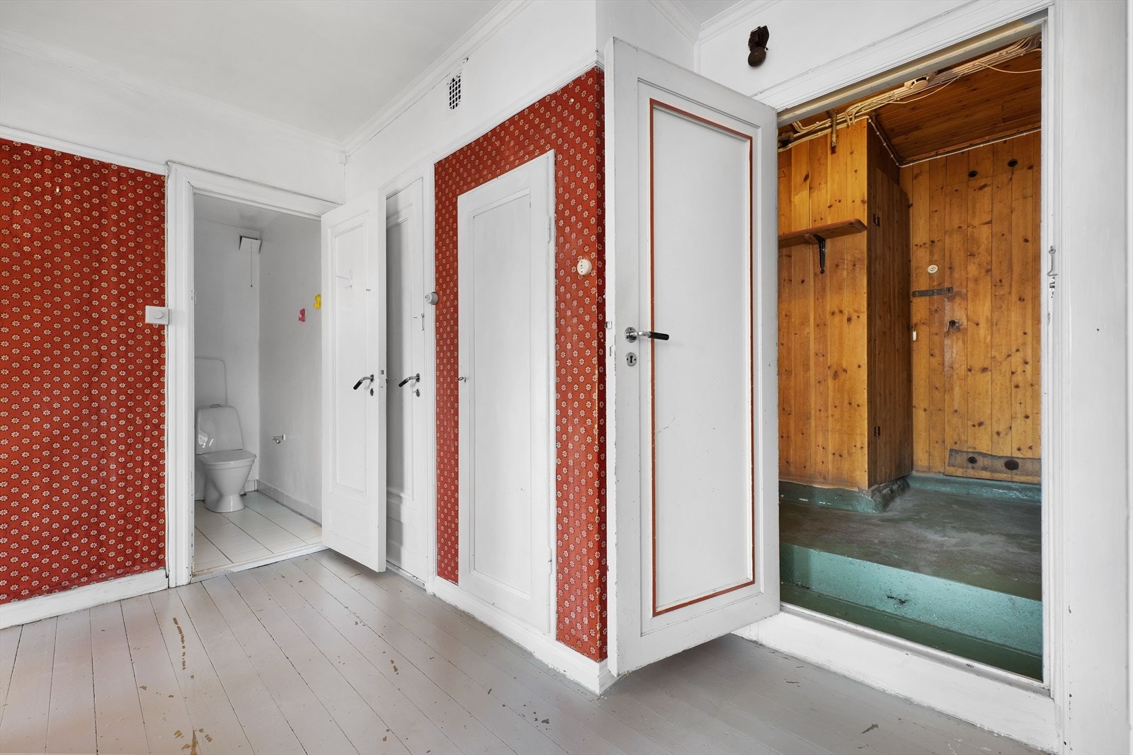 I leilighetens gang er det utgang til felles vaskerom og 4 boder. Galleribilde