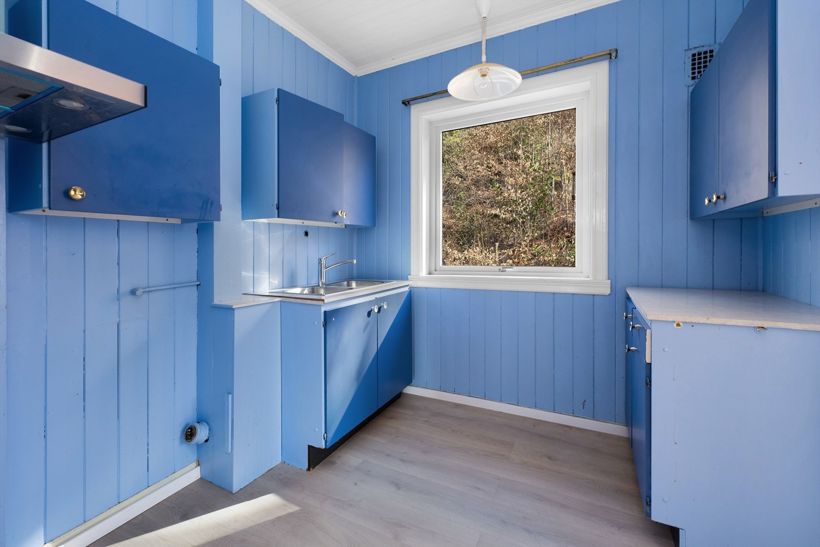 Eldre kjøkkeninnredning med malte slette fronter. Galleribilde