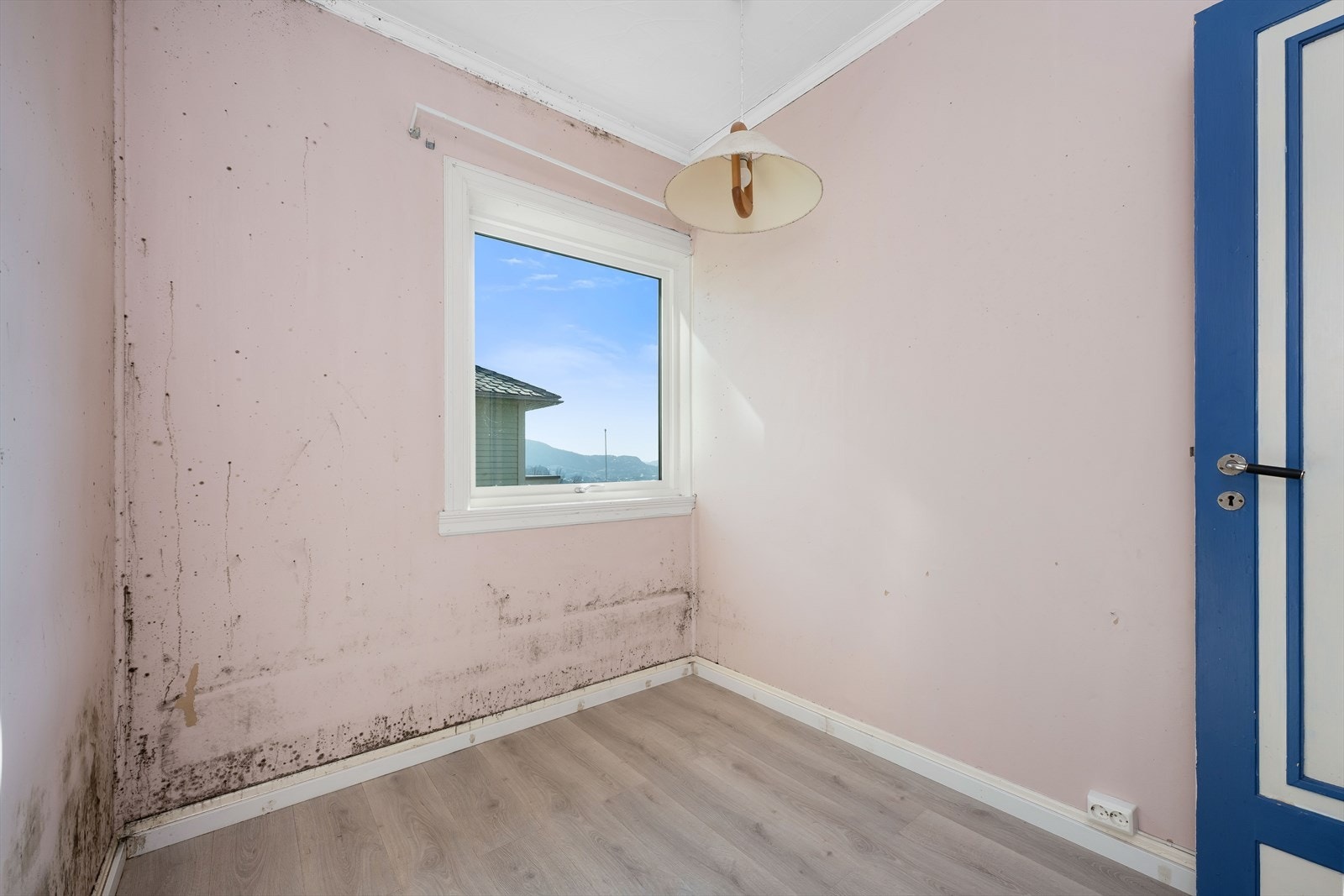 Soverom 2 har plass til seng, nattbord og eventuelt arbeidsbord. Galleribilde