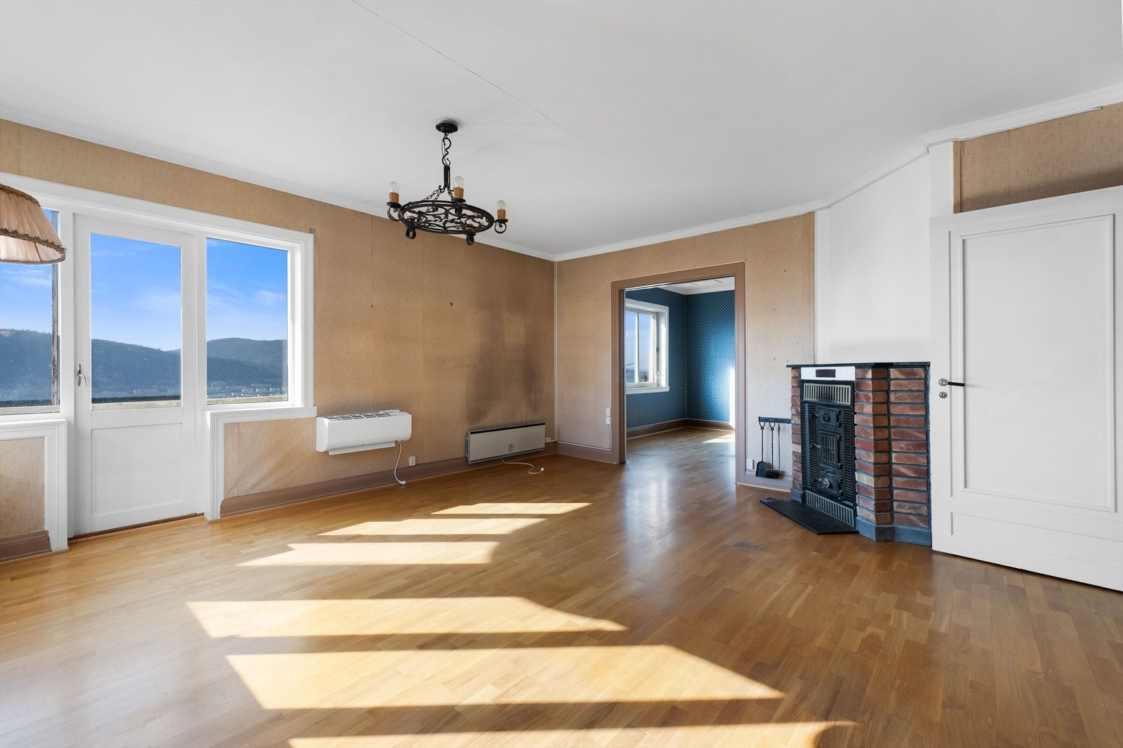 God plass til flere sittegrupper i ulike soner. Galleribilde