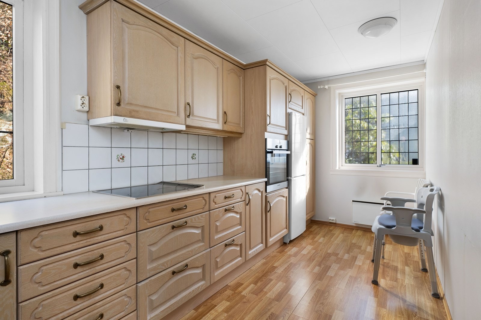 Integrerte hvitevarer som stekeovn, keramisk topplate, oppvaskmaskin, samt kjøle- og fryseskap. Galleribilde