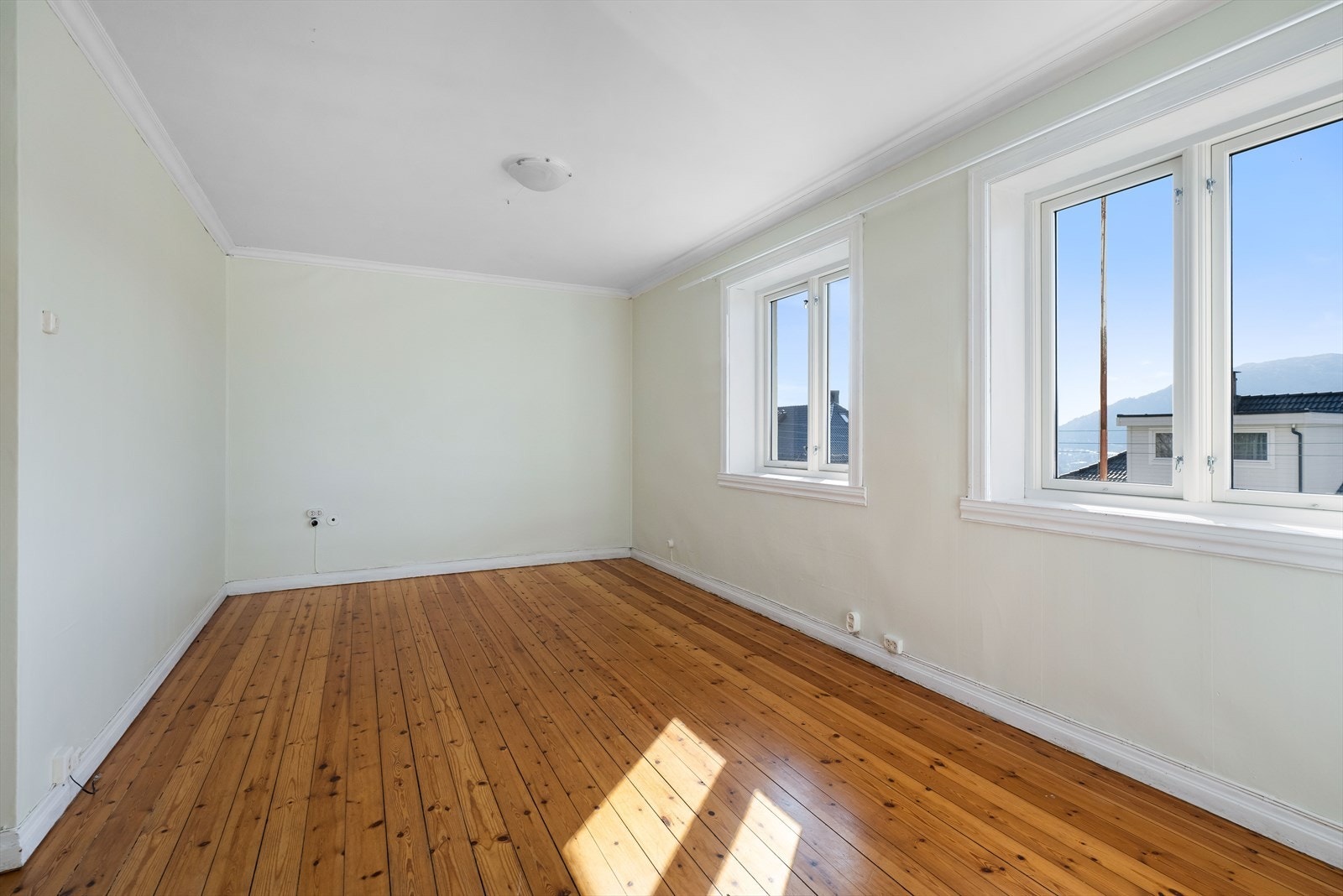 Leiligheten har stor stue og rikelig med vindusflater. Galleribilde