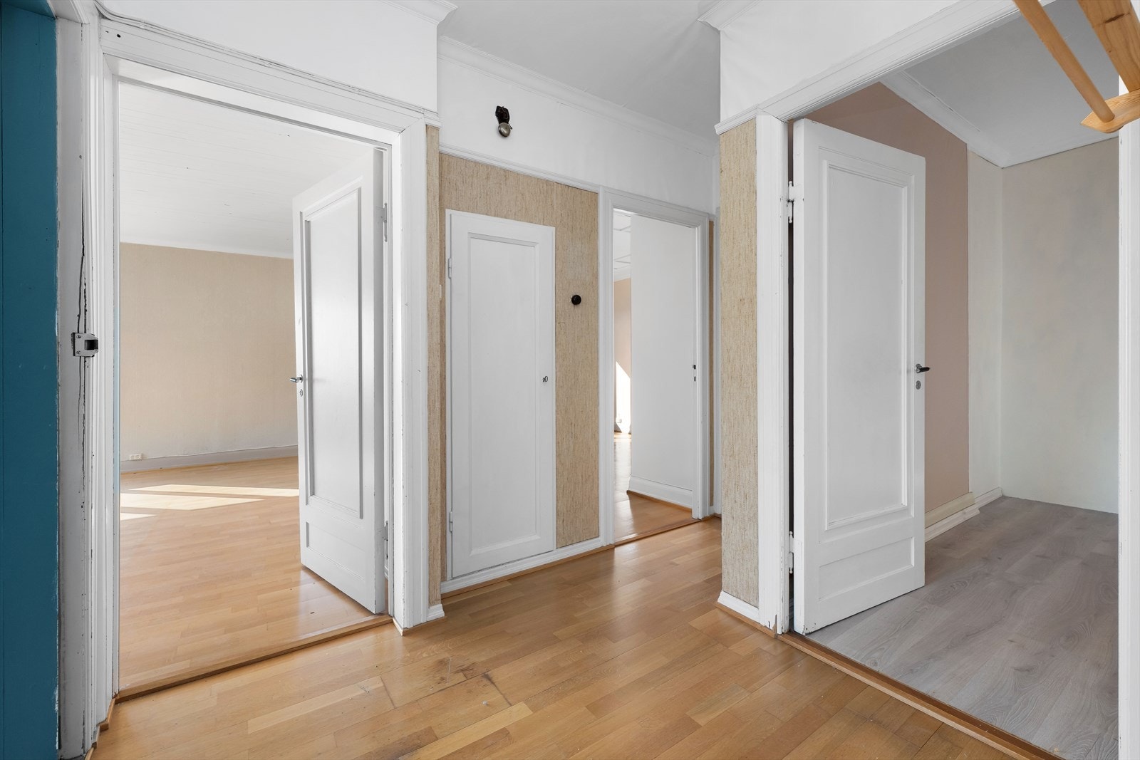 Leiligheten i 1.etasje har romslig entré/ gang med god plass til ytterbekledning. Galleribilde