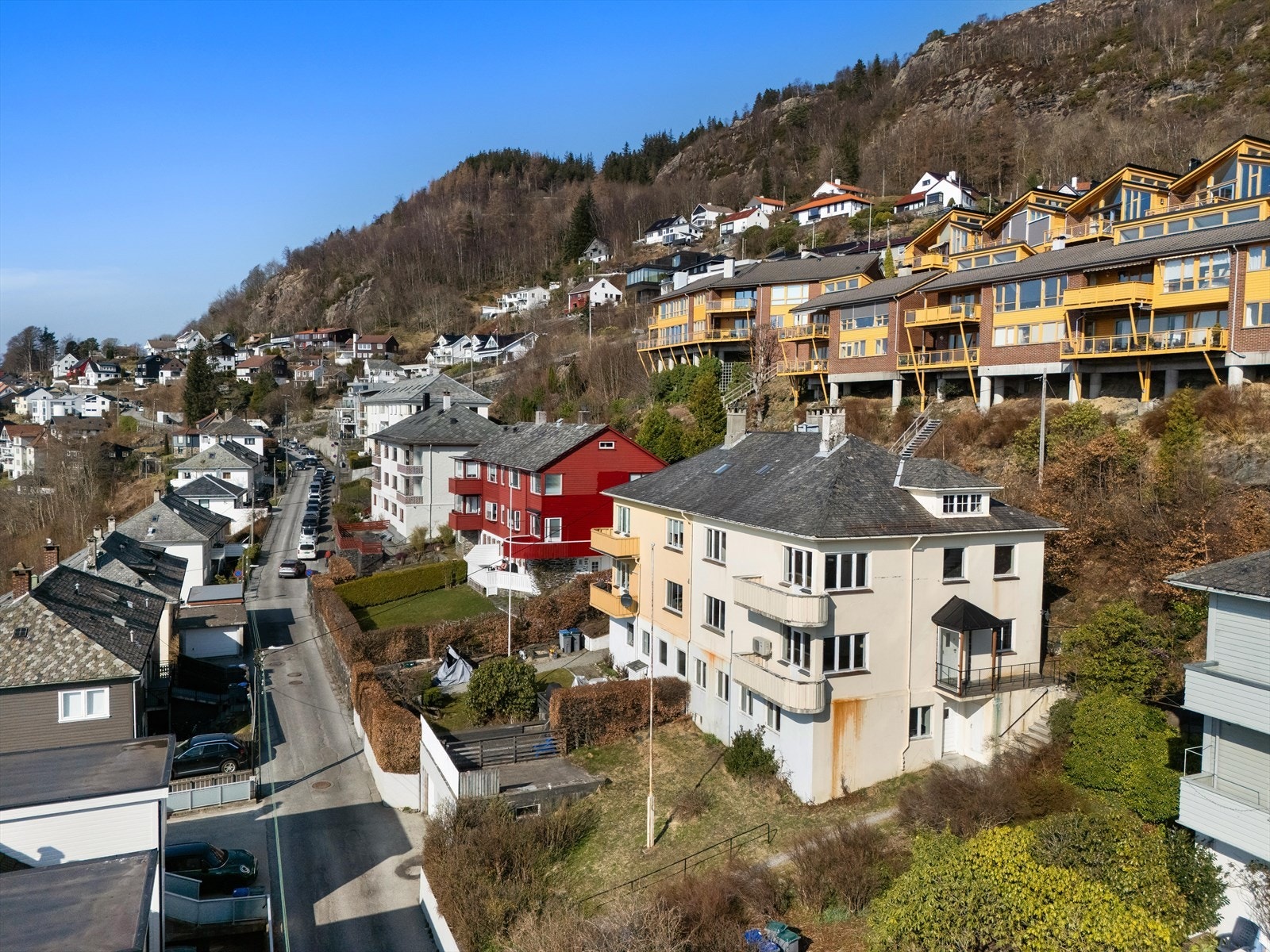 Boligen inneholder 3 leiligheter med felles tørkeloft og vaskekjeller samt mange boder. Galleribilde