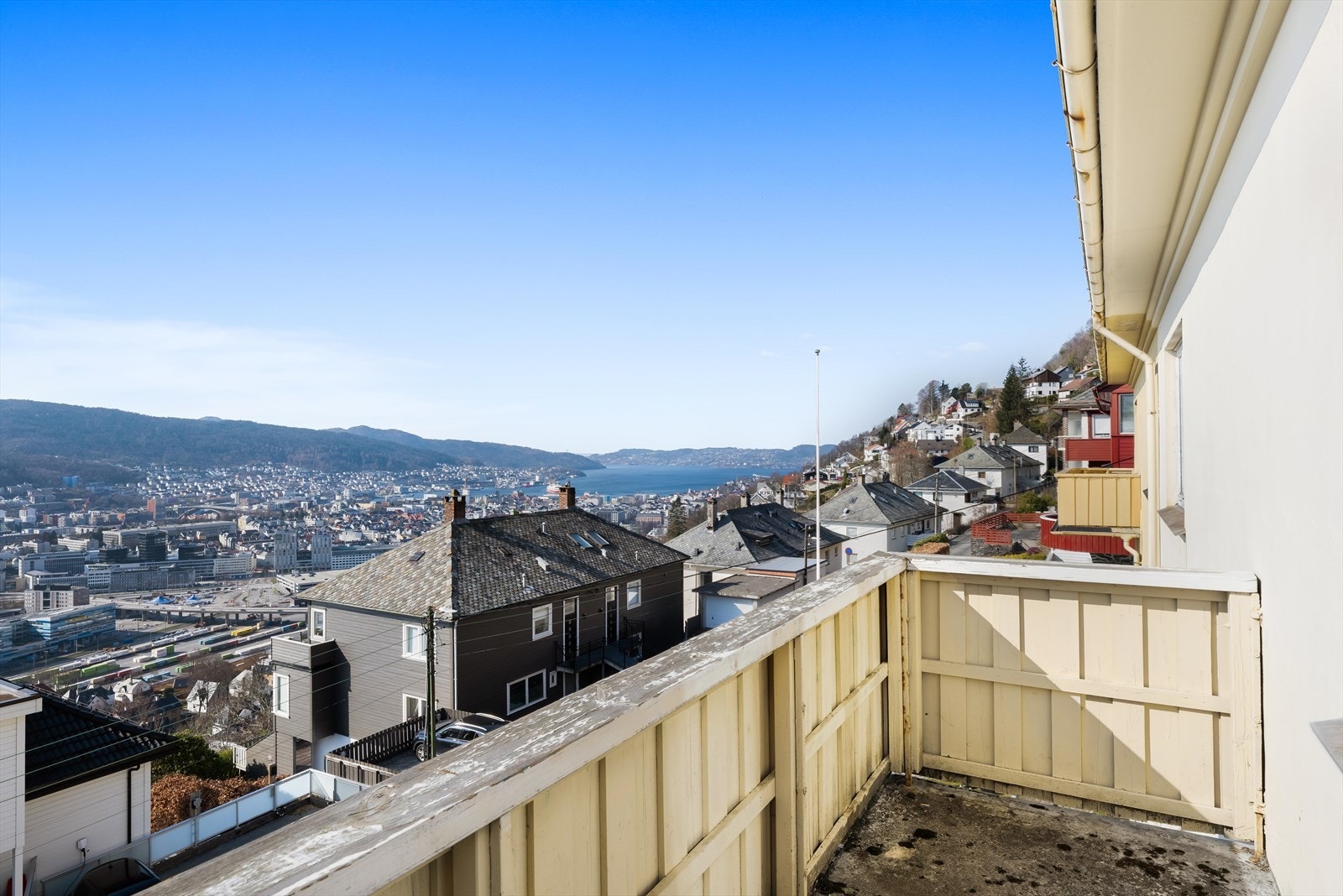 Eiendommen har fantastisk utsikt mot Byfjorden, Askøy, Bergensdalen, Ulriken og Løvstakken. Galleribilde