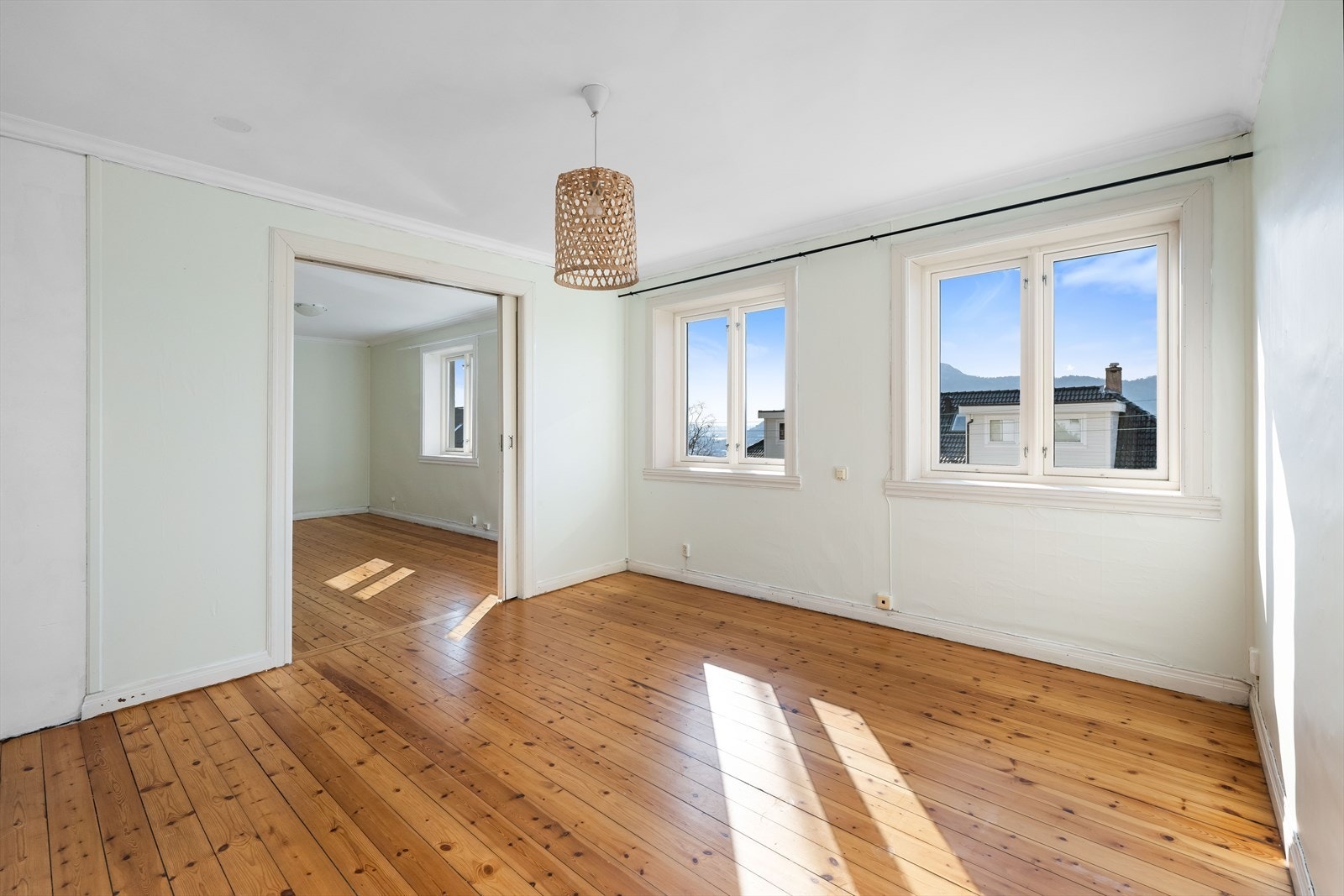 Stort soverom med god plass til dobbeltseng, nattbord og arbeidsbord. Galleribilde