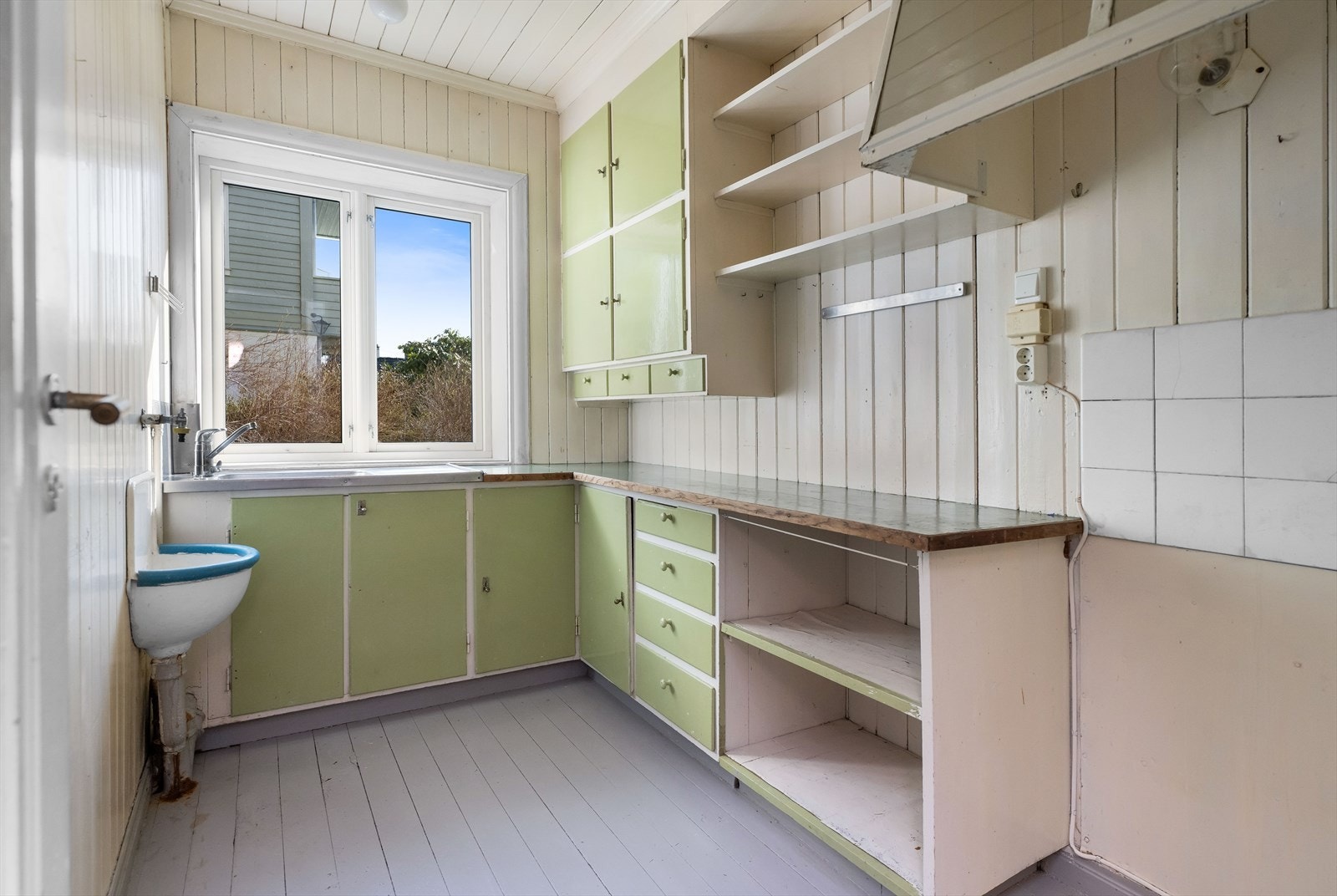 Eldre kjøkkeninnredning med malte slette fronter. Galleribilde