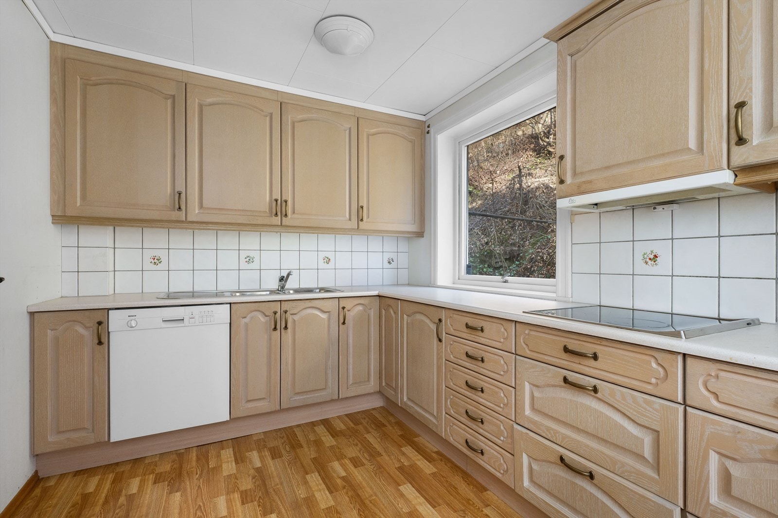 Kjøkken i lys eikeutførelse med profilerte fronter. Galleribilde