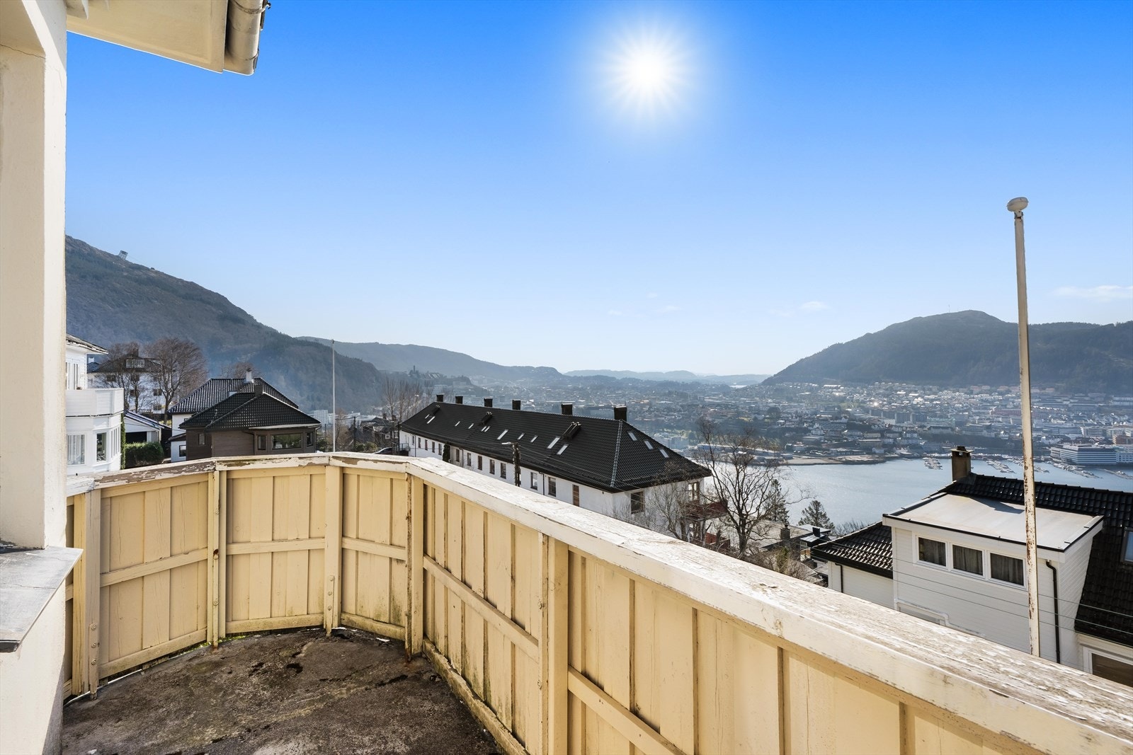 Fra stuen er det utgang til solrik balkong på 5m2. Utsikten er bare magisk . Galleribilde