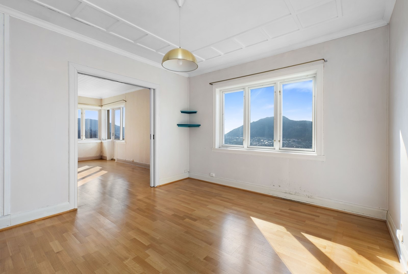 Stor spisestue med god plass til spisebord og møblement. Galleribilde