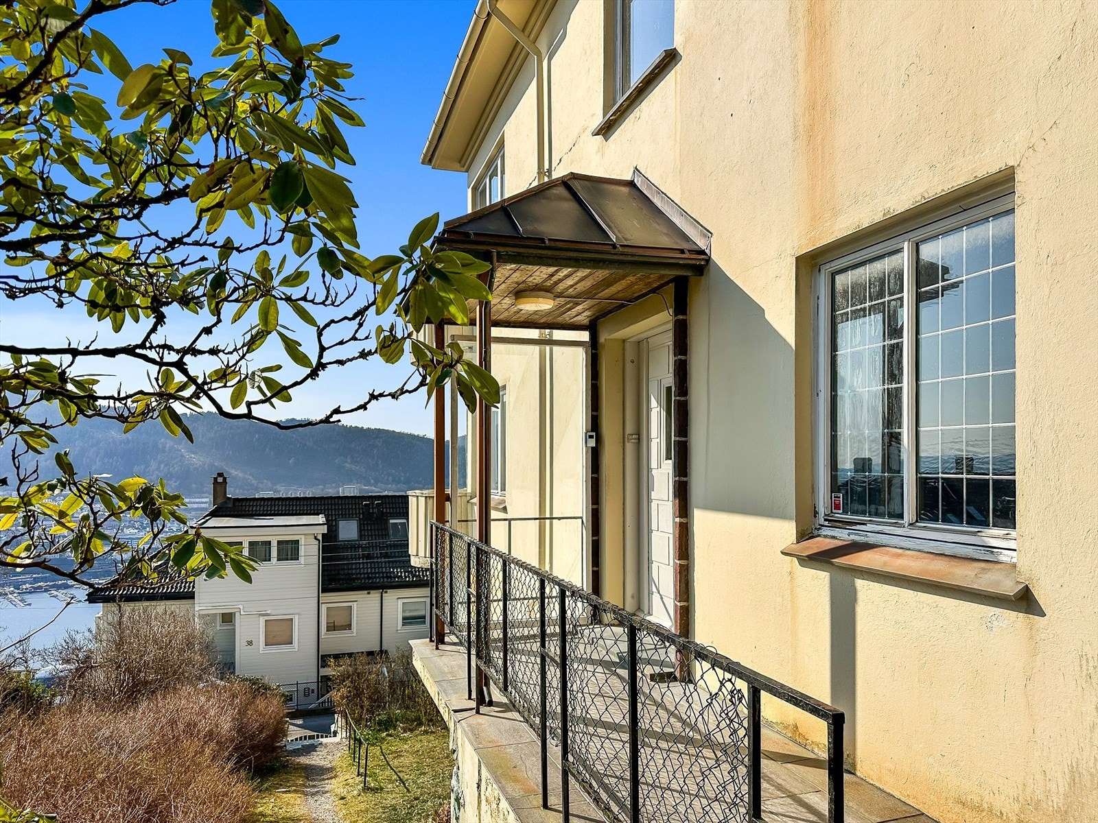 De to øverste leiligheten har felles trappegang. Galleribilde