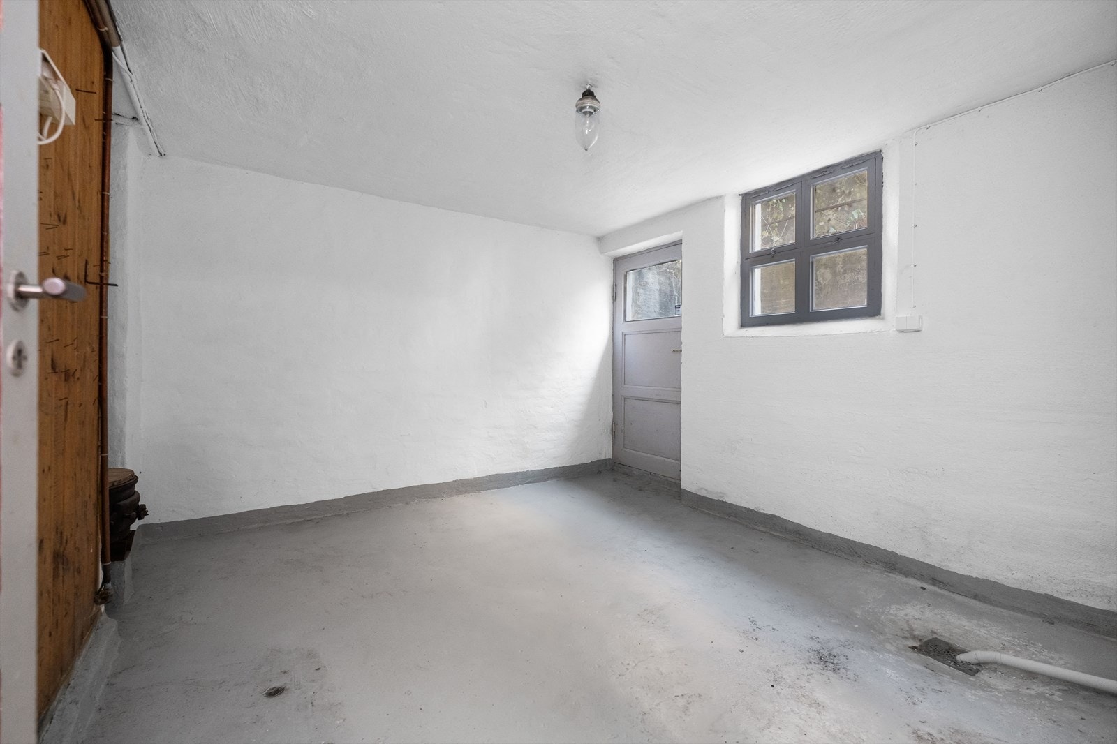 Felles vaskerom med utgang til hage. Galleribilde