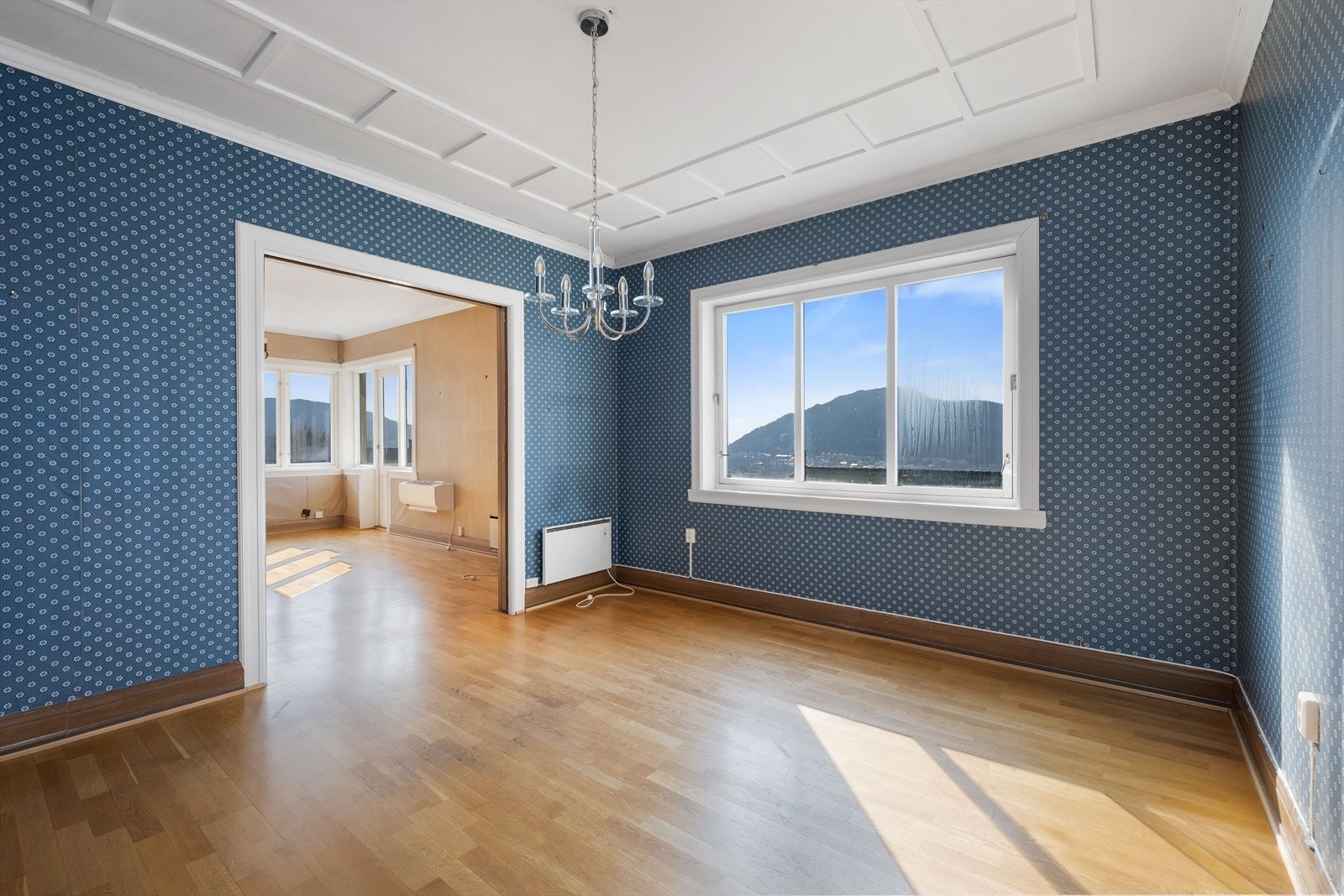 Spisestuen er romslig med god plass til spisebord for hele familien. Galleribilde