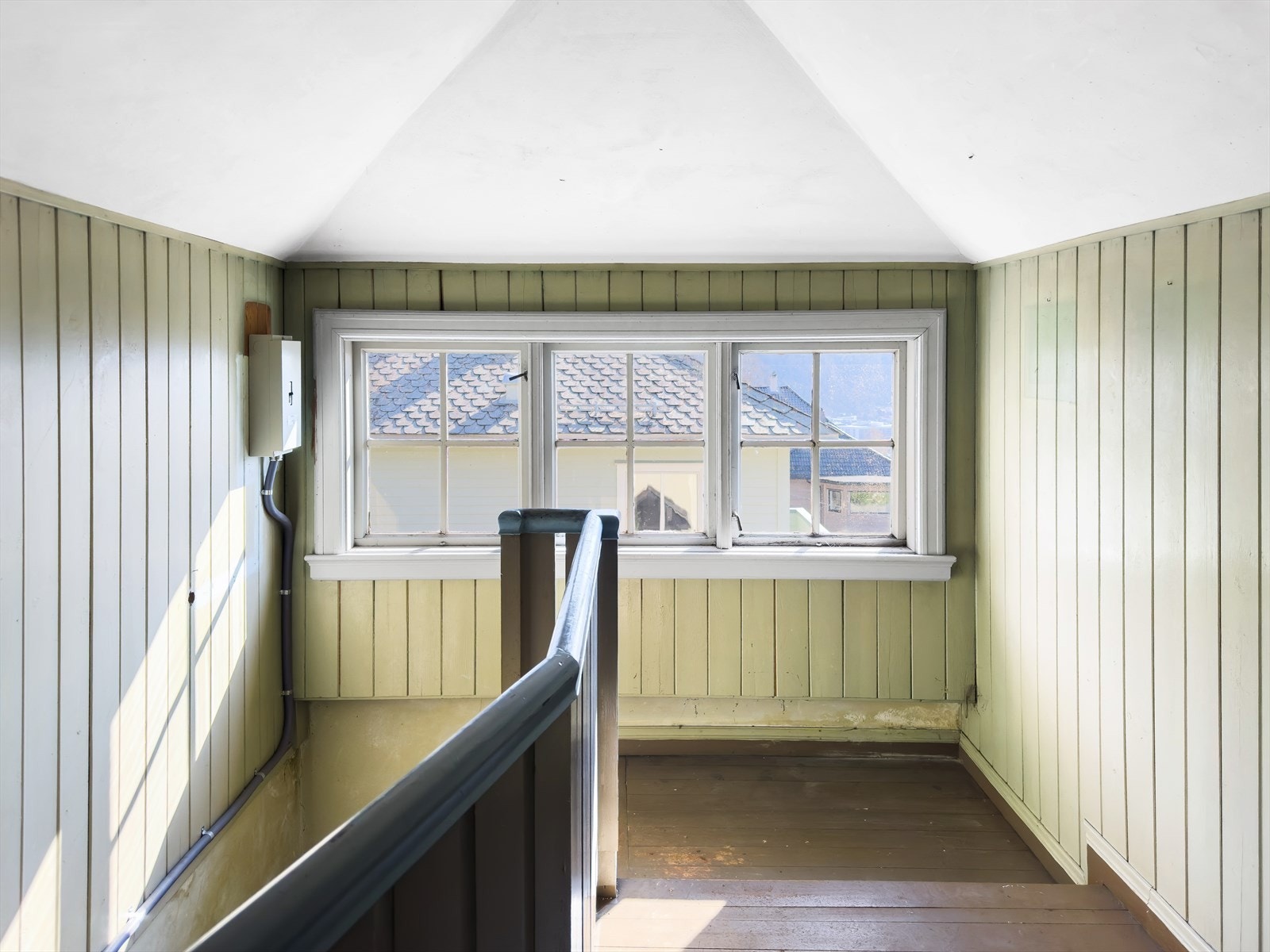 Oppgang i felles trapp til loft. Galleribilde